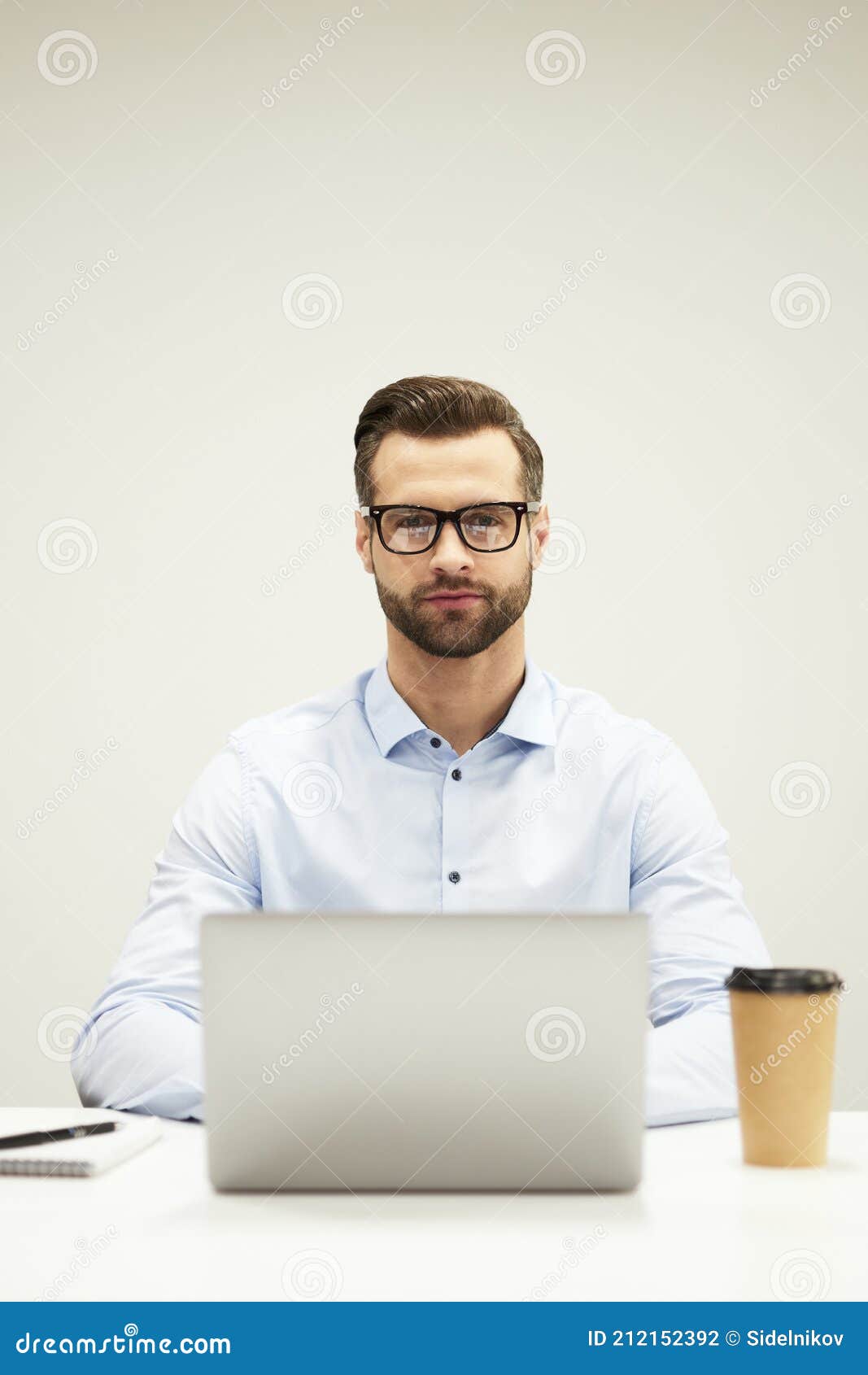 1067x1690  Smart Carderse It Specialist на своем рабочем месте Stock Photo - Image of Eyesight, фон: 212152392