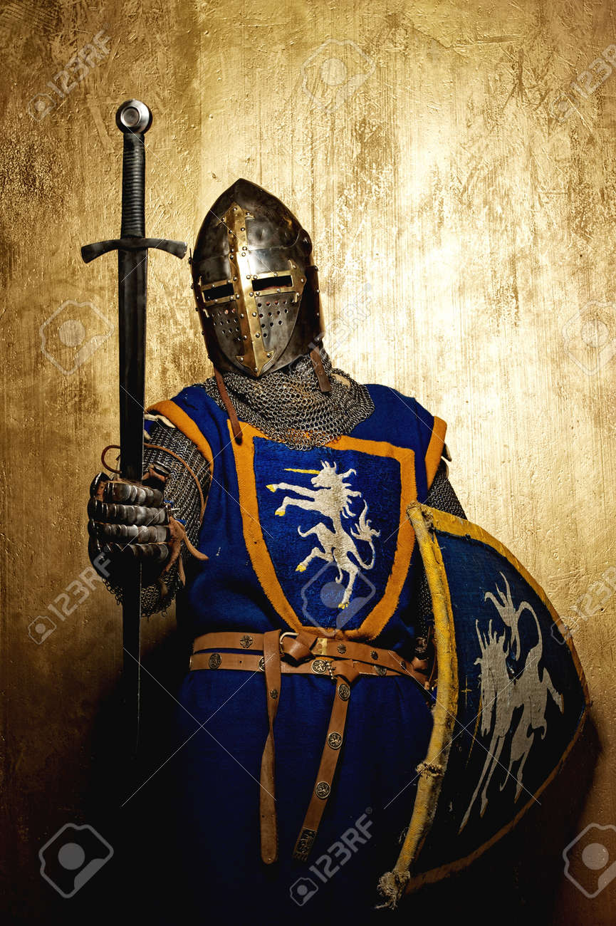 865x1300  Средневековый рыцарь на золотом фоне. Сток -фото, картинки и роялти. Изображение 12148920.