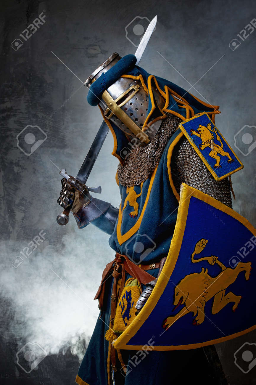 865x1300  Средневековый рыцарь на абстрактном фоне Stock Photo, Picture и REALITCY Image. Изображение 14990991.