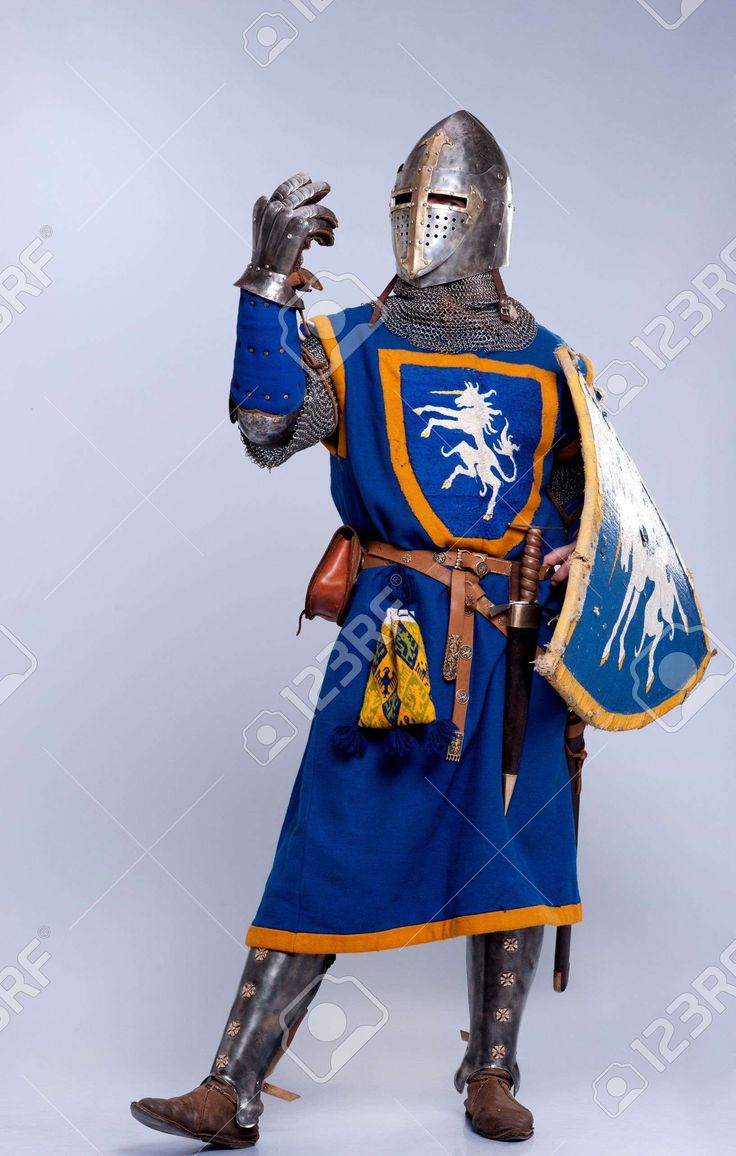 736x1156  Средневековый рыцарь на сером фоне. | Caballeros Medievales, Armadura Medieval, Caballeros