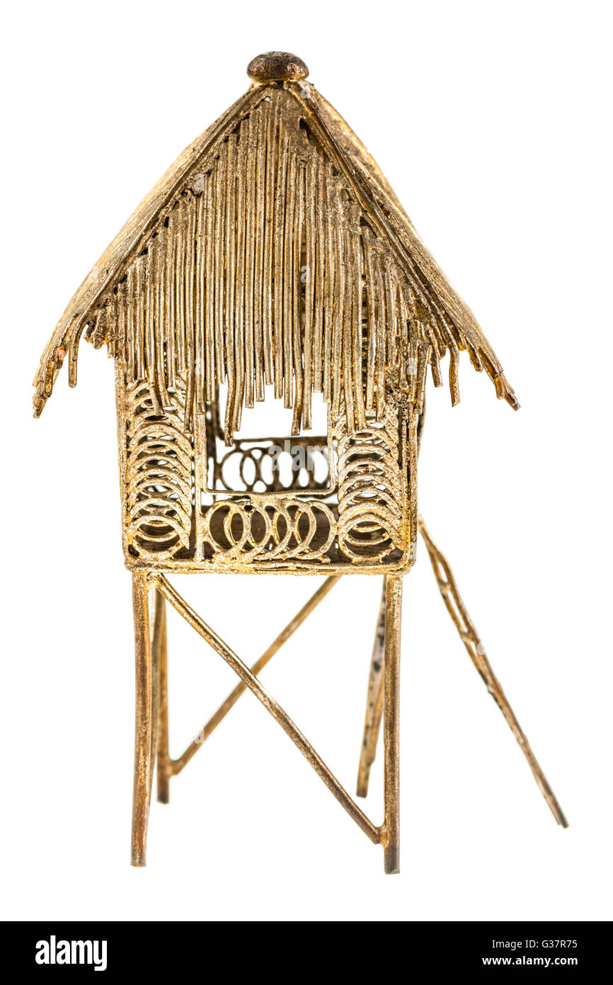 866x1390  Модель тропической хижины, изолированной на белом фоне Stock Photo - Alamy