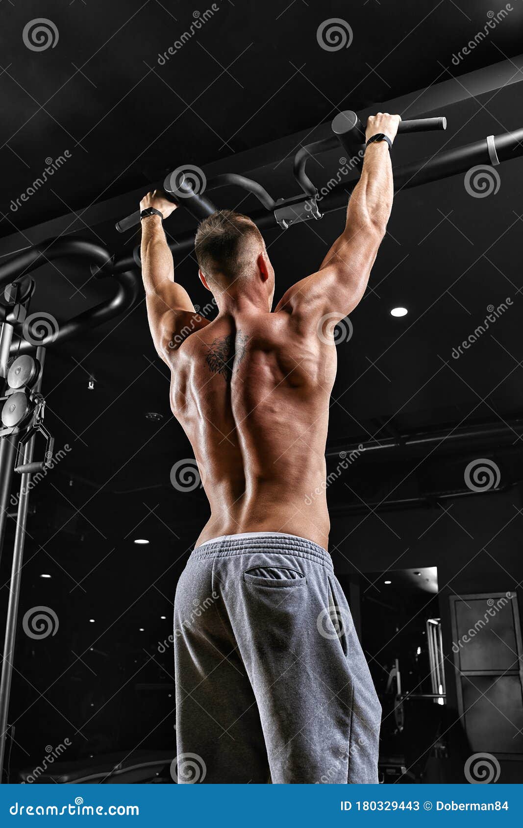 1067x1690  Человек делает подтягивание на горизонтальном счетном тренажерном зале, темный фон, красивое тело, мотивация фитнеса. Стоковое изображение - изображение упражнений, упражнения: 180329443