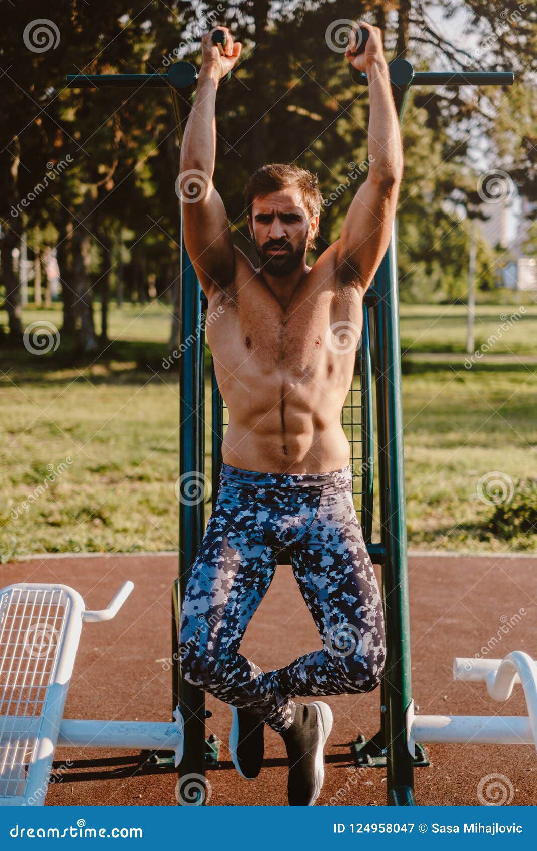 1067x1690  Человек, свисающий с натягивания стокового изображения - изображение упражнений, Бодибилдер: 124958047