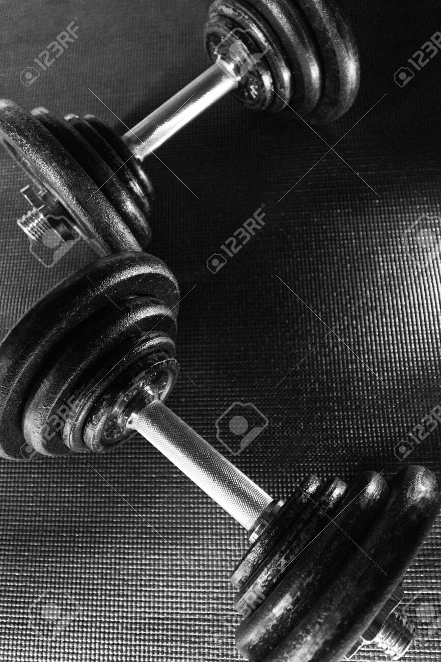 866x1300  Гантели на черном фоне в тренажерном зале Стоковое фото, картинки и изображение без роялти. Изображение 131025817.