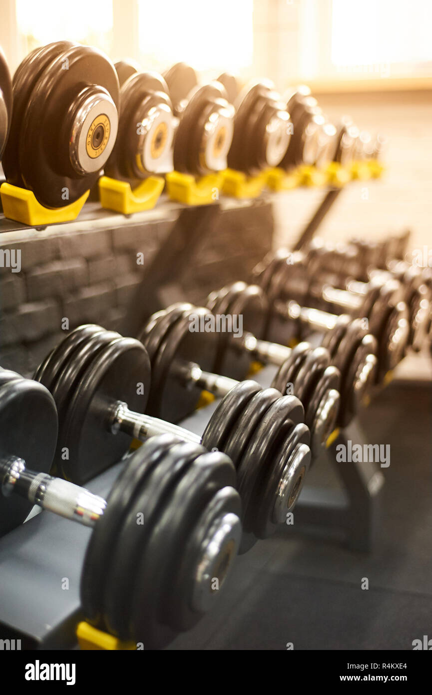865x1390  Гантели в спортзале. Спортивный солнечный фон. Крупным планом вертикально. Копировать пространство Stock Photo - Alamy