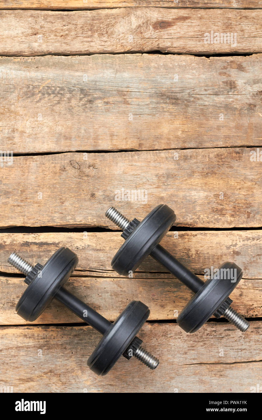 866x1390  Фитнес -гантели на деревянном фоне. Вес для тренировки в спортзале. Получите форму stock photo - alamy
