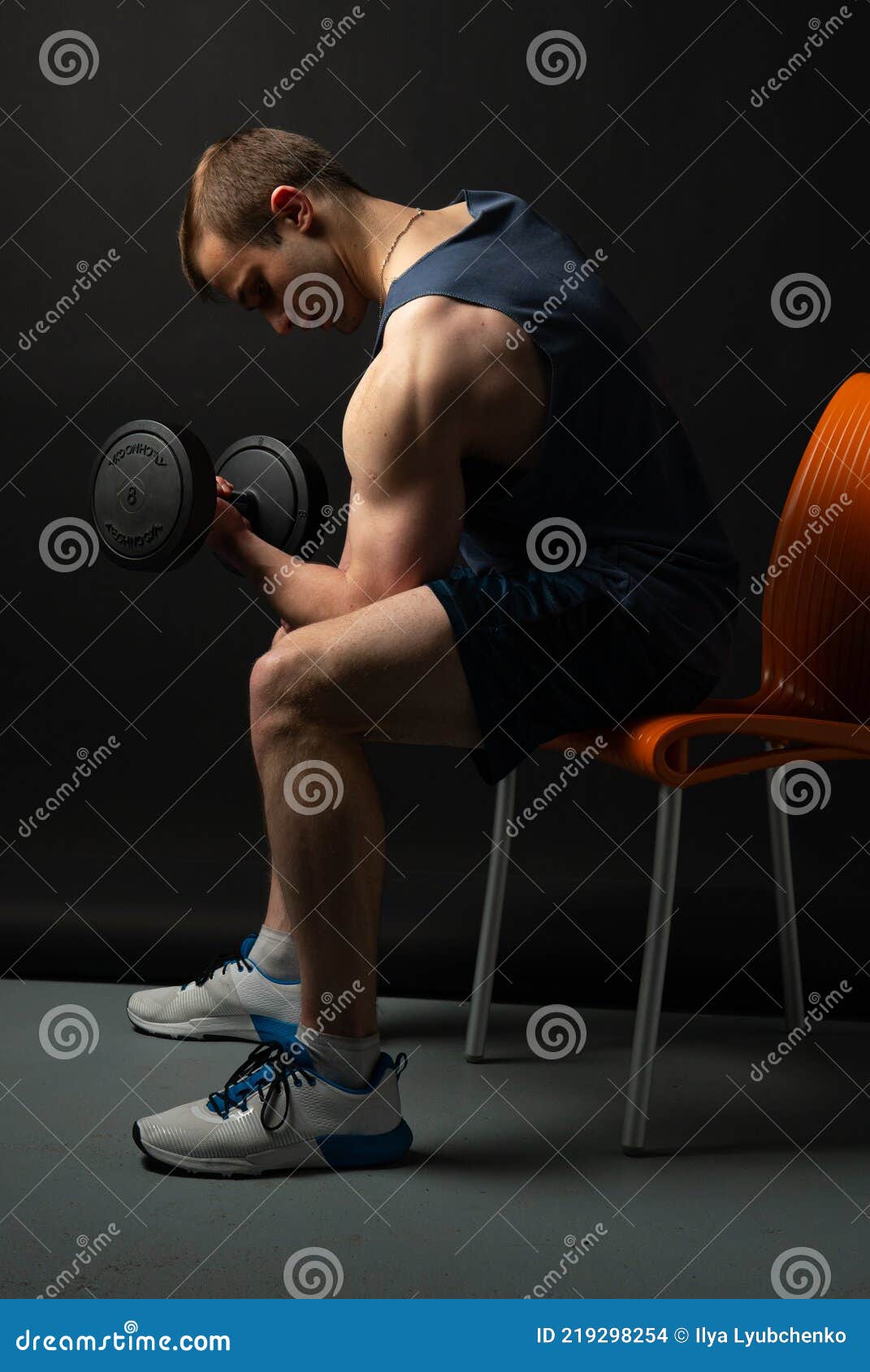 1071x1690  Человек на черном фоне держит гантели, накачанные в фитнес -мышечных бицепсах, спорт, бодибилдер с массом тела - изображение гантелей, бицепс: 219298254