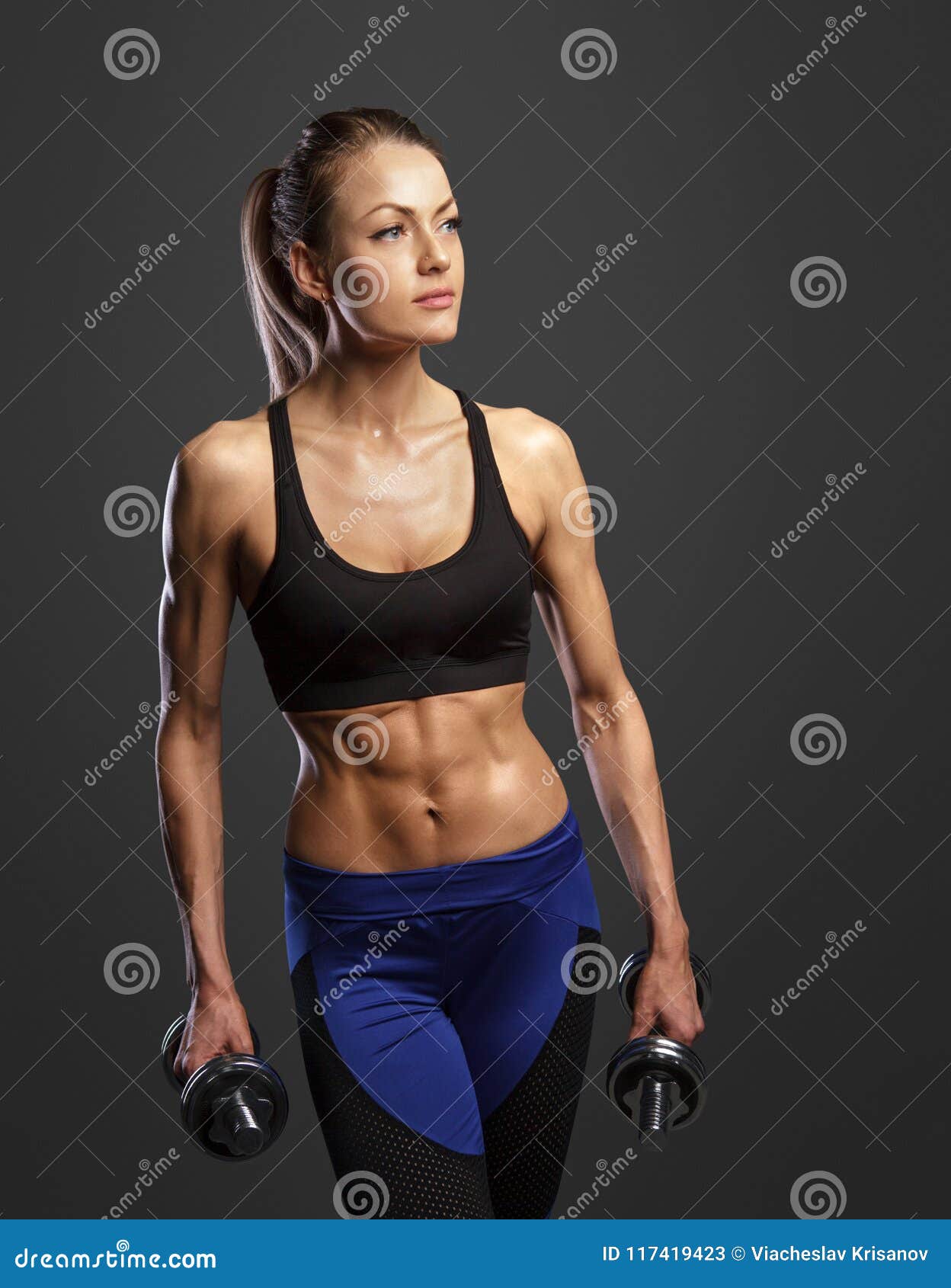 1248x1690  Спортивная женщина делает упражнения с гантелями Stock Image - изображение девушки, удерживающая: 117419423