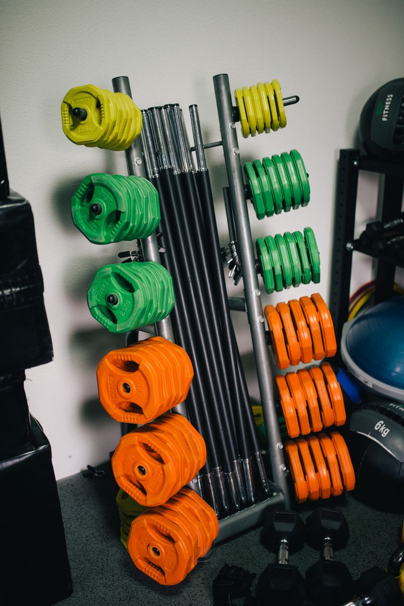 800x1200  Скачать обои 800x1200 тренажерный зал, гантели, штанги, бодибилдинг, спортивный iPhone 4s/4 для Parallax HD фон