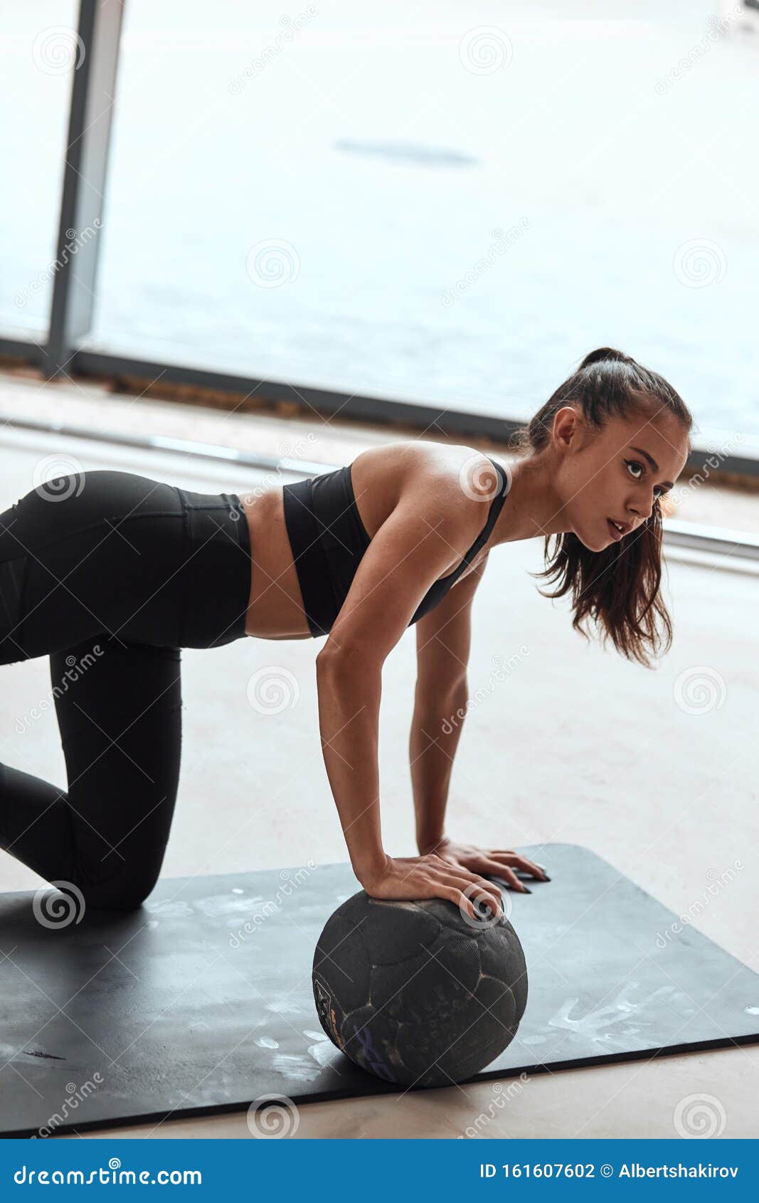 1067x1690  Красивая спортсменка исполняет отжимания на фитнес -мяч Stock Photo - Image of Aerobics, Beautiful: 161607602