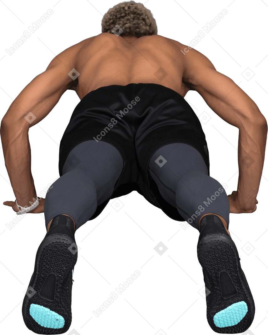 858x1072  Вид на задний вид афро-мужчины без рубашки, делает отжимания фото
