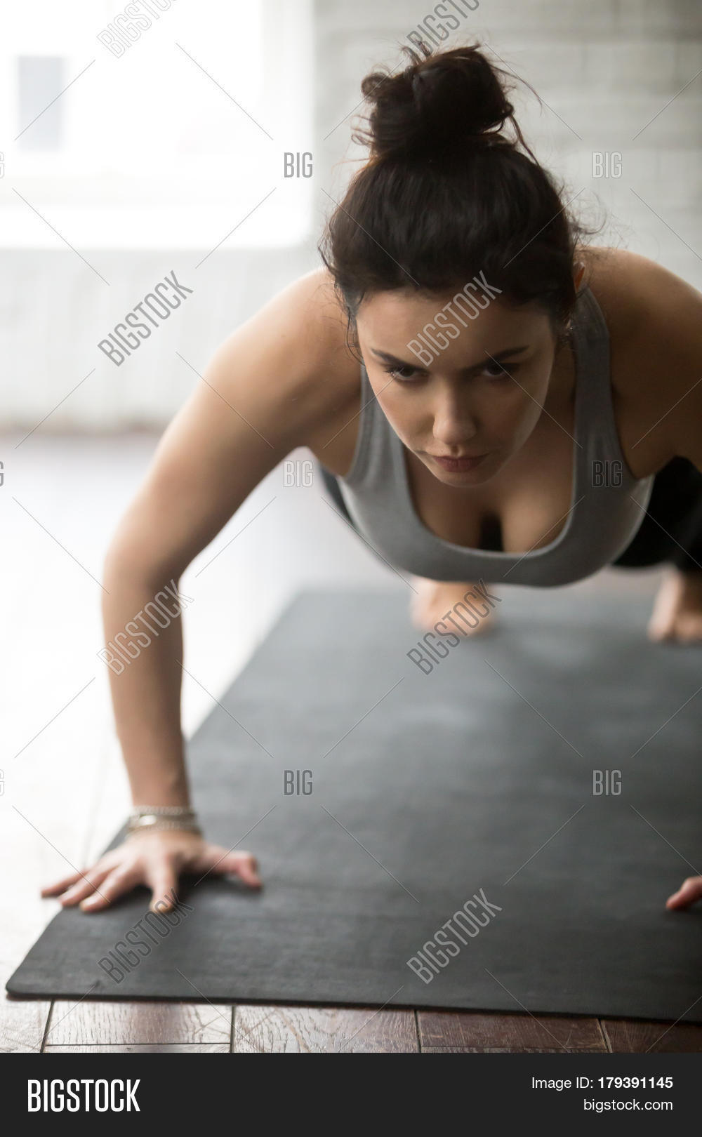 1000x1620  Молодая решительная женщина изображение \ U0026 Фото (бесплатная пробная версия) | Бигсток