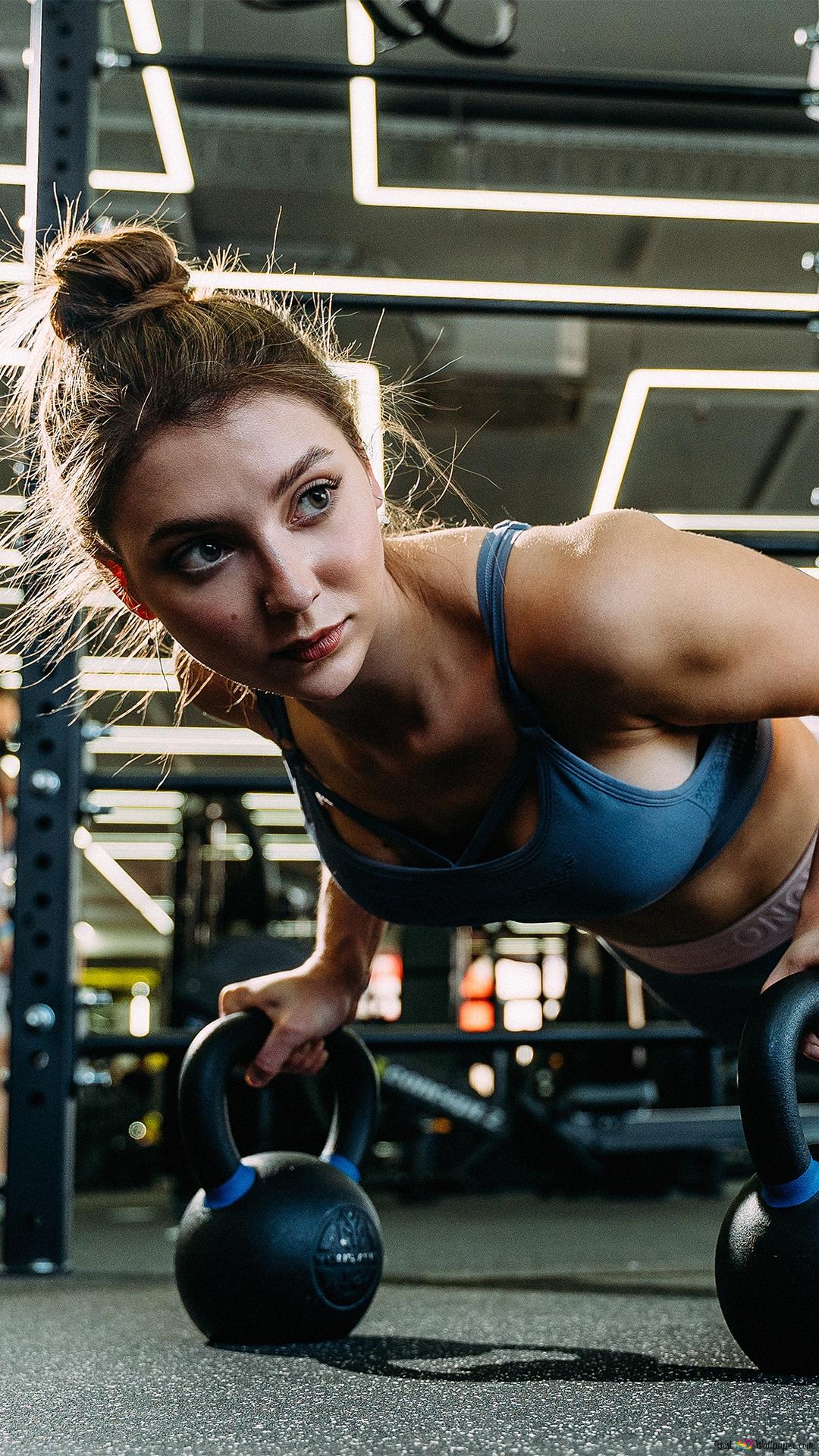 1080x1920  Blonde Lady in Blue The Bugles, готовясь к отжиманию в тренажерном зале 2k обои скачать