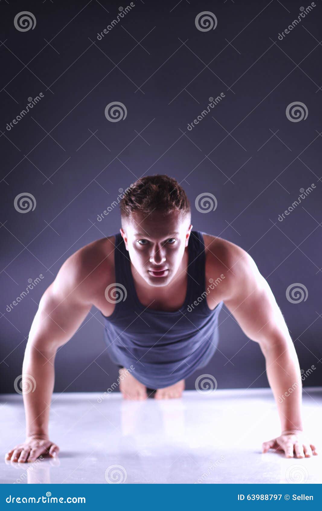 1067x1690  Фитнес -человек, делающий отжимания на полу, изолированное серое стоковое изображение - изображение одежды, активное: 63988797