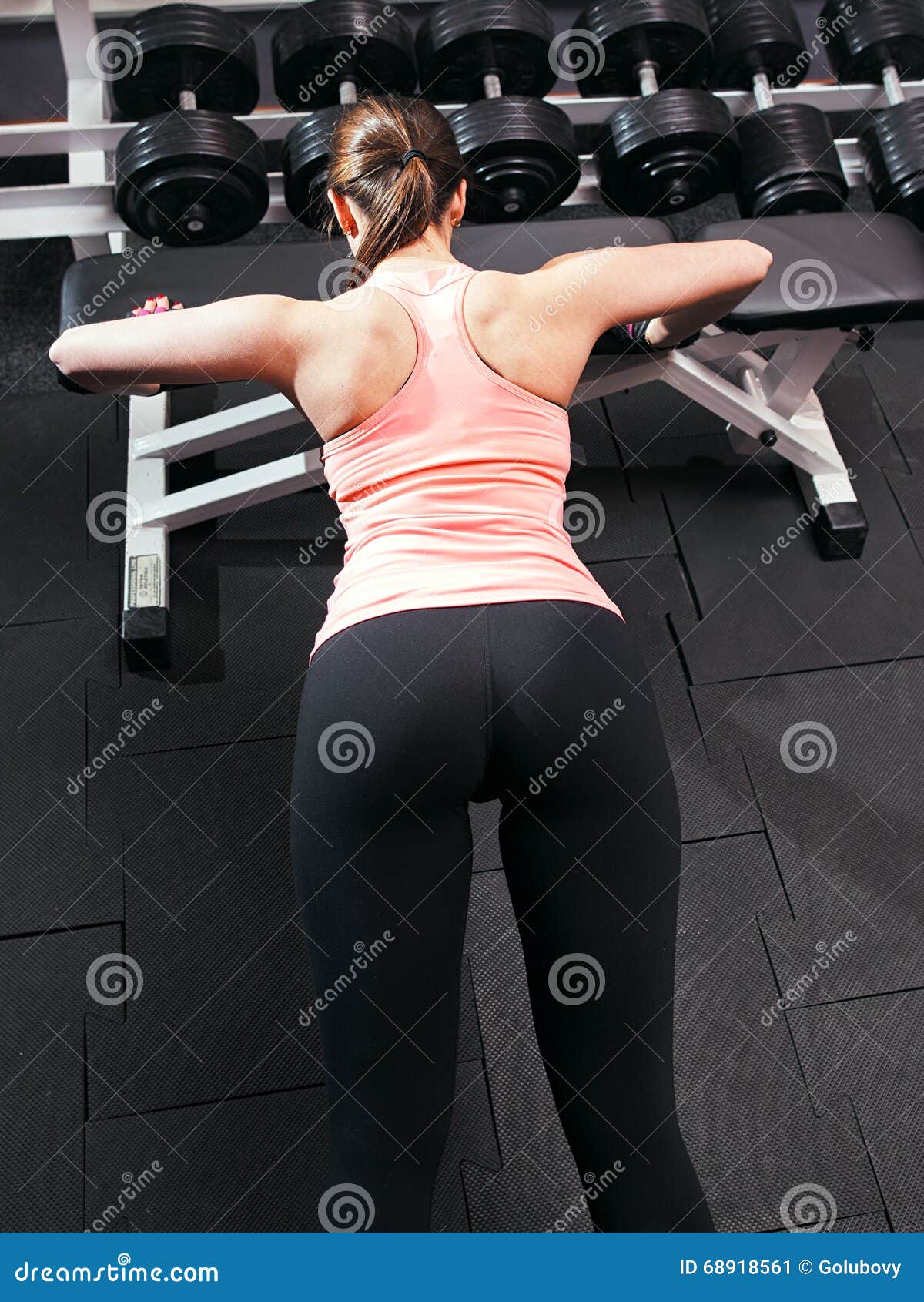 1200x1690  Девушка для бодибилдера, делающая отжимания в тренажерном зале Стоковое изображение - изображение кавказского, активность: 68918561