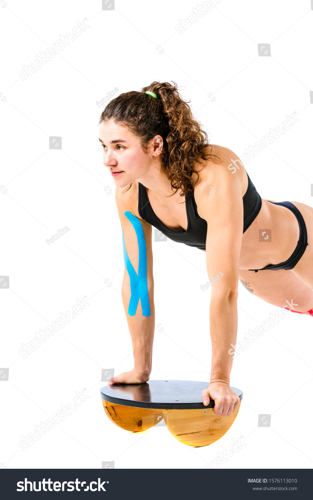 1001x1600  Kinesio лента девушка упражнения отжимания stock photo 1576113010 | Shutterstock