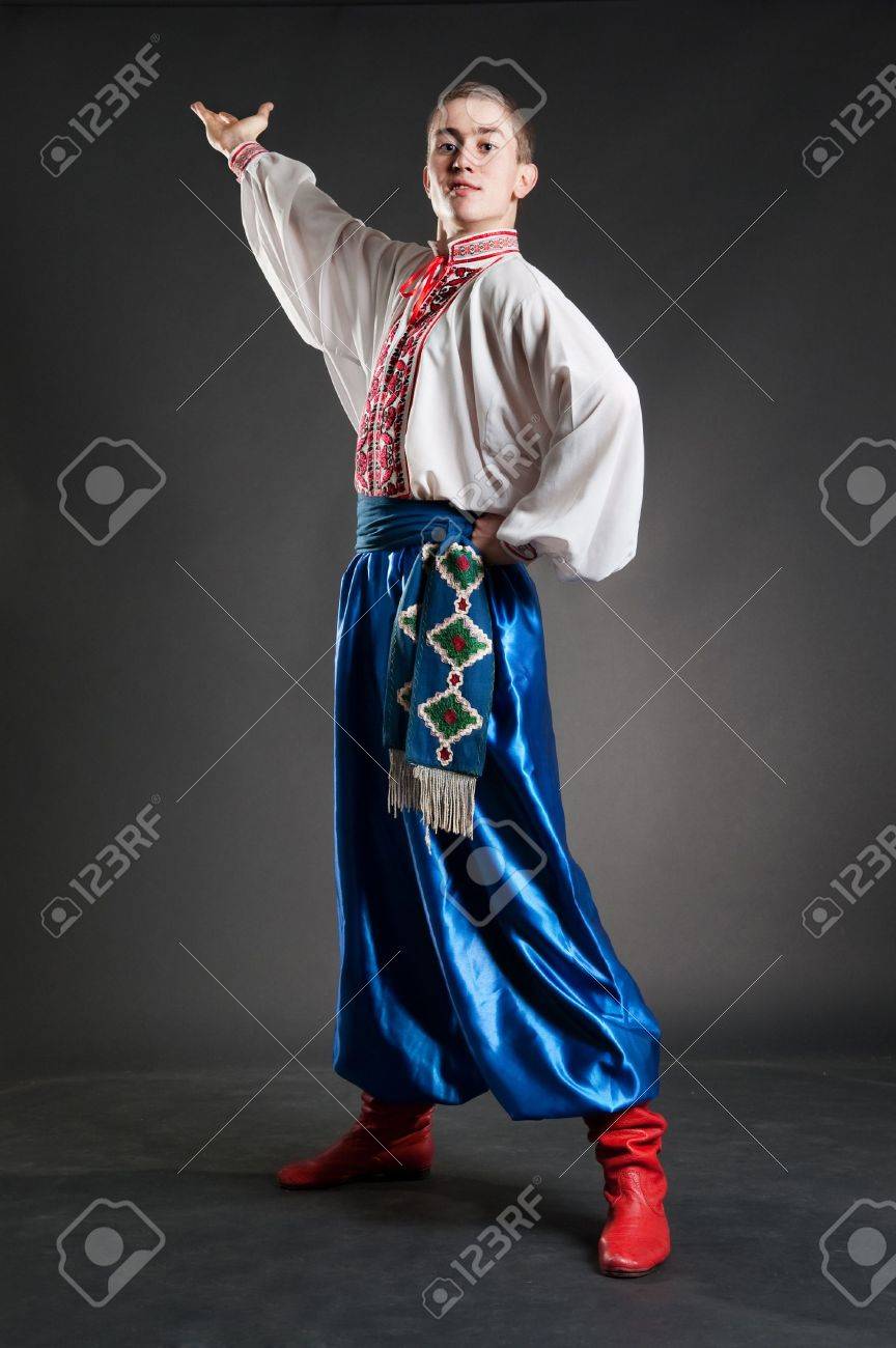 864x1300  Красивый украинский казак над темным фоном Stock Photo, Picture и REALITCY Image. Изображение 4174845.