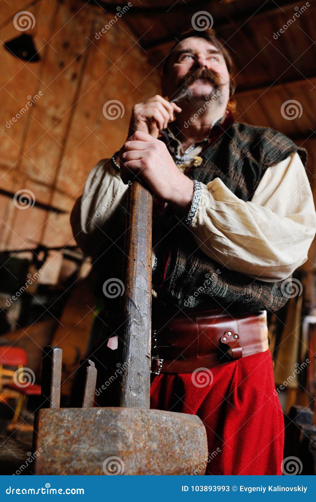 1065x1690  Украинский казак кузнец на фоне Forge Stock Image - изображение Мэнли, красочное: 103893993