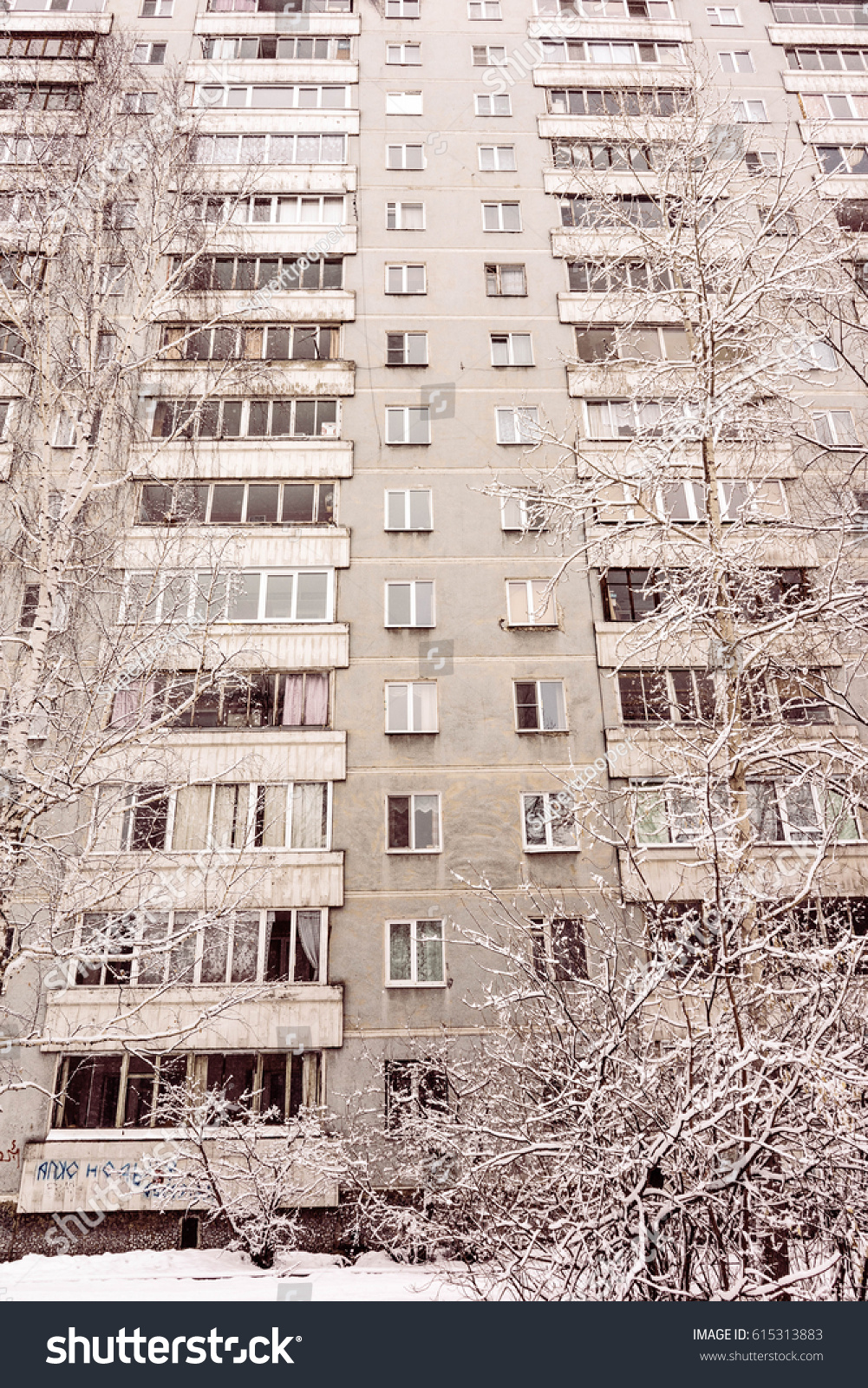 1001x1600  Аннотация Посмотреть старое фасадное советское здание Stock Photo 615313883 | Shutterstock