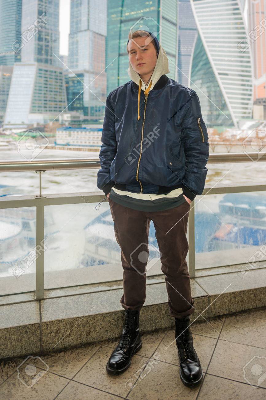 866x1300  Молодой человек в одежде Скинхед на заднем плане Московского города. Сток -фото, картинки и роялти. Изображение 55028542.