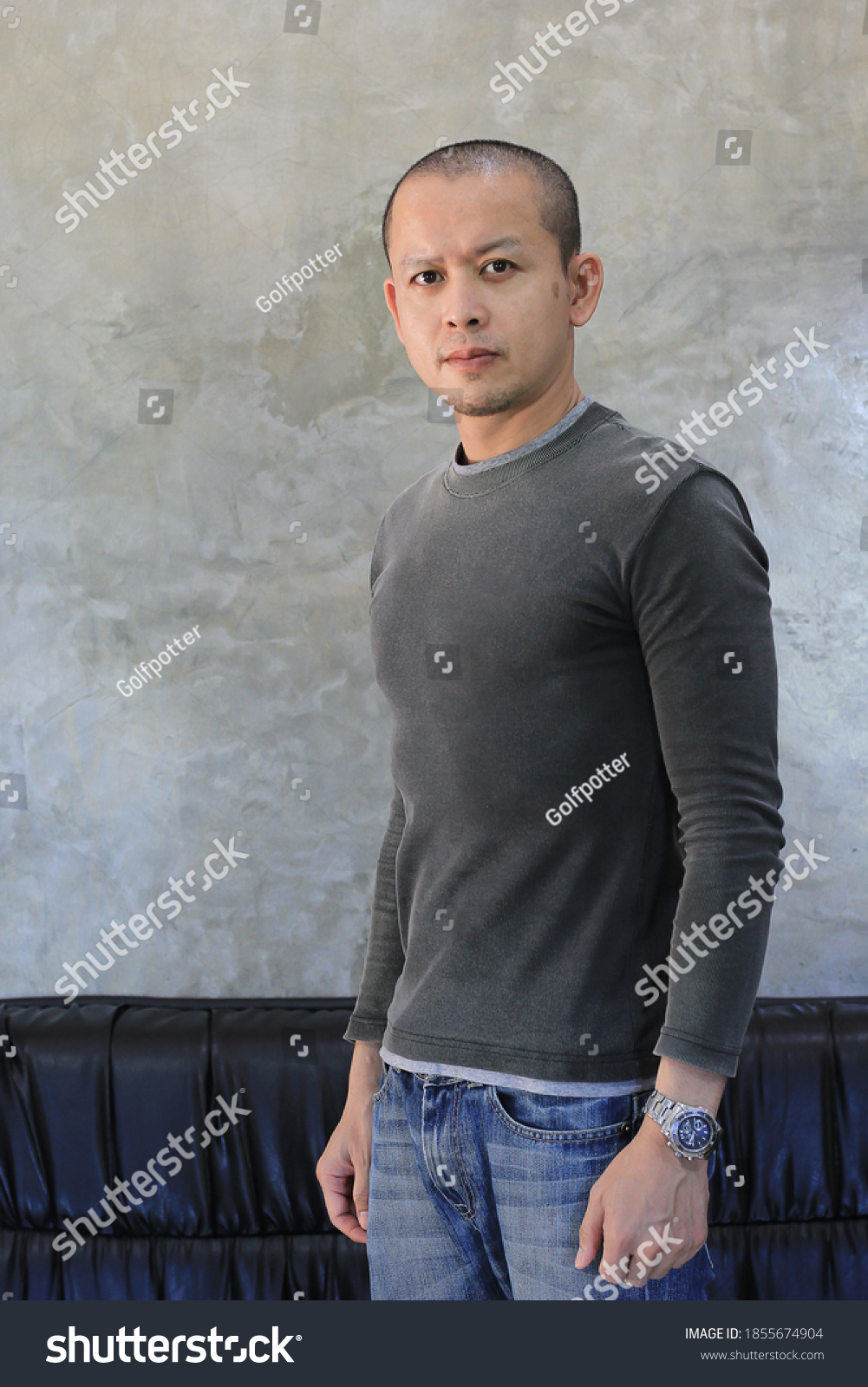 1001x1600  Тайский мужчина черный рукав скинхед. Shutterstock