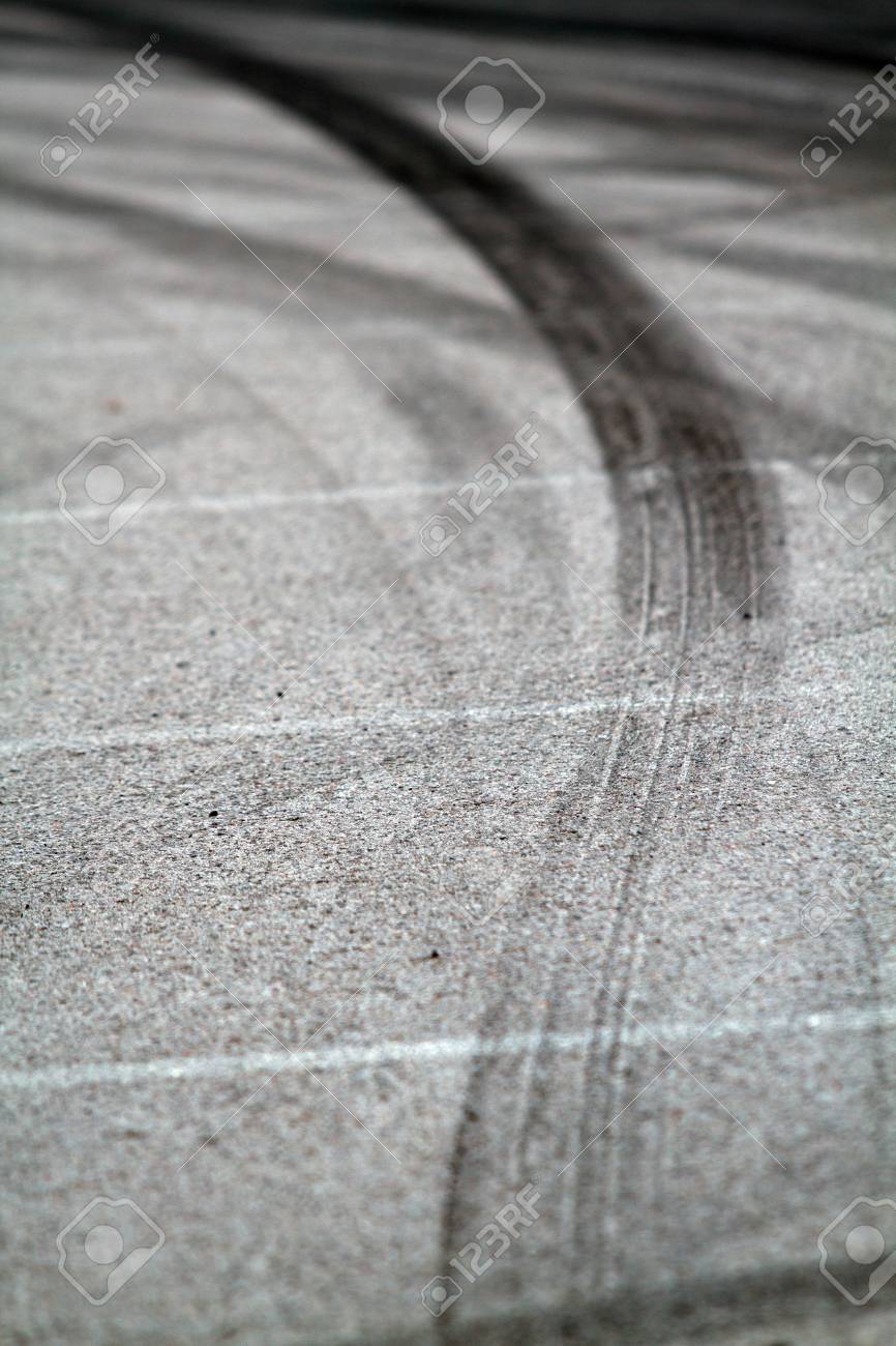 866x1300  Фон с отметками шин на дорожной дорожке Stock Photo, Picture и Reoyalty Free Image. Изображение 50751604.
