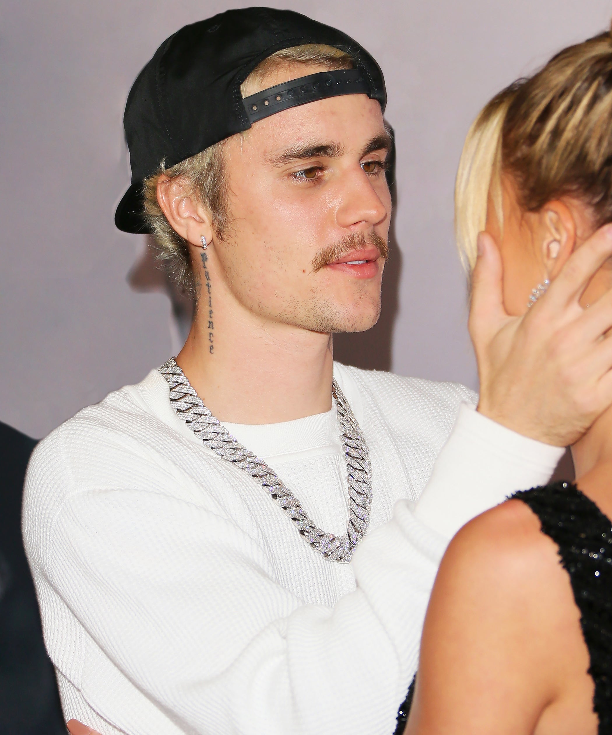 2100x2521   Джастин Бибер рассказывает о своей вере в эмоциональном видео - Поцелуй