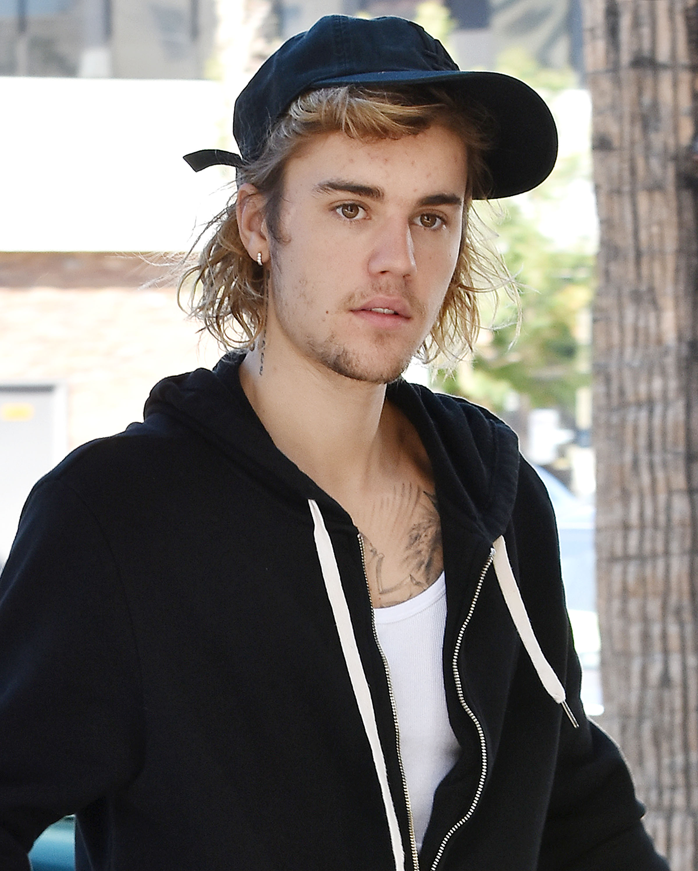 2400x2996   Джастин Бибер стрижет и сбривает все свои длинные светлые волосы 