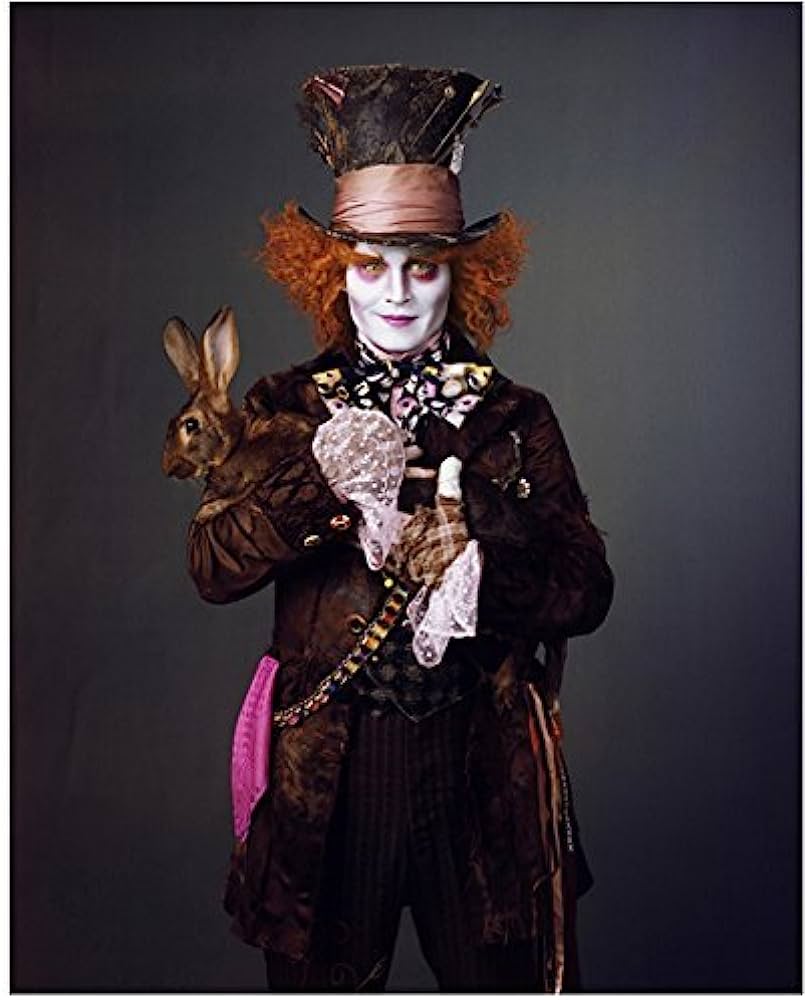 809x1000  Алиса сквозь вид стекла 8x10 фото Джонни Депп в роли безумного шляпника с коричневым кроликом серо