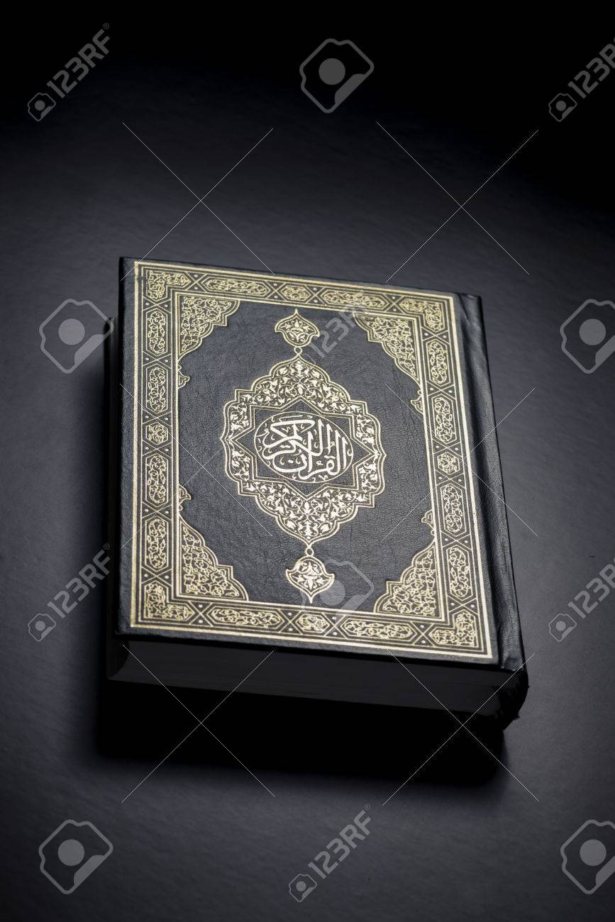 867x1300  Исламская священная книга Коран на черном фоне Стоковая фотография, изображение и изображение без роялти. Изображение 29804968.