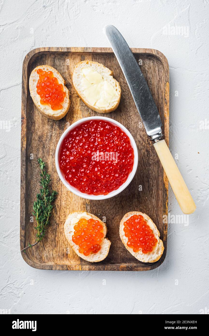 866x1390  Сэндвич с красной рыбной икры, на белом фоне, вверху видом на плоское лечение stock photo - alamy