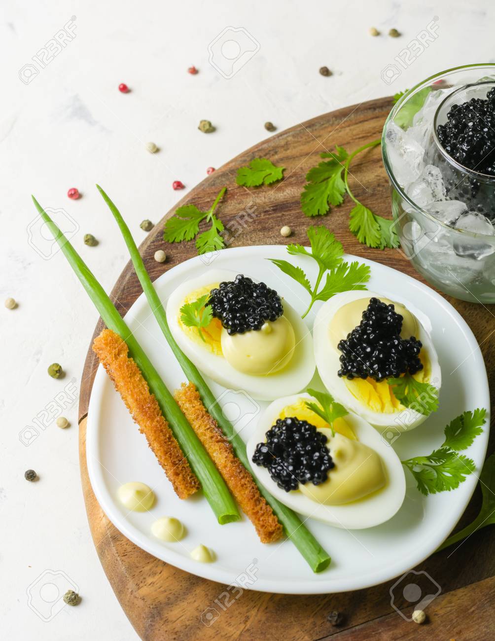1004x1300  Закуска яиц, белого соуса и черной икры. Макет на деревянном фоне со специями и травами. Вид сверху. Сток -фото, картинки и роялти. Изображение 78754508.