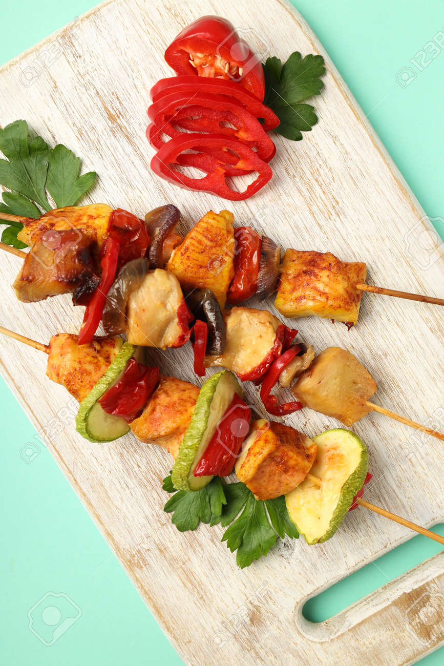 867x1300  Концепция вкусной еды с куриной шашликом на фоне Mint Stock Photo, Picture и REALITCY Image. Изображение 181901032.