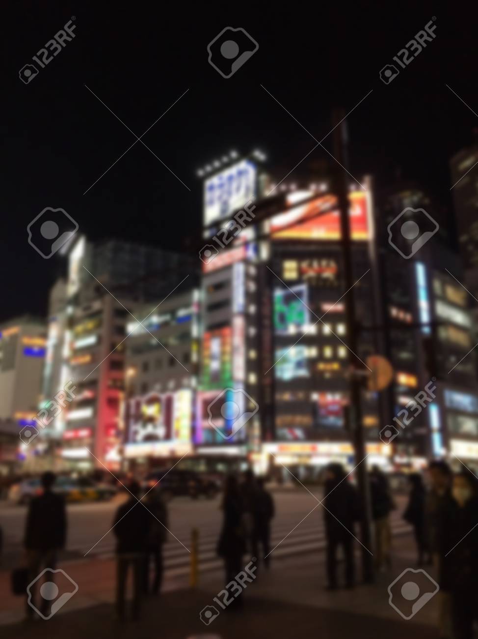 974x1300  Ночная жизнь на улице Многие люди в Токио Японии на размытовом фоне Stock Photo, Picture и REALITCY Image. Изображение 43934901.
