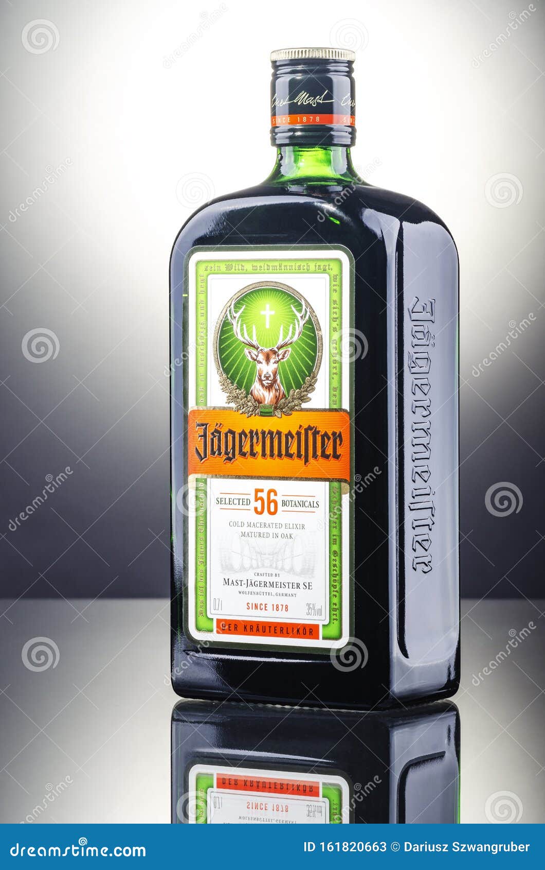 1060x1690  Jagermeister digestif на градиентном фоне. Редакция Стоковая Фото - Изображение крупного плана, метка: 161820663