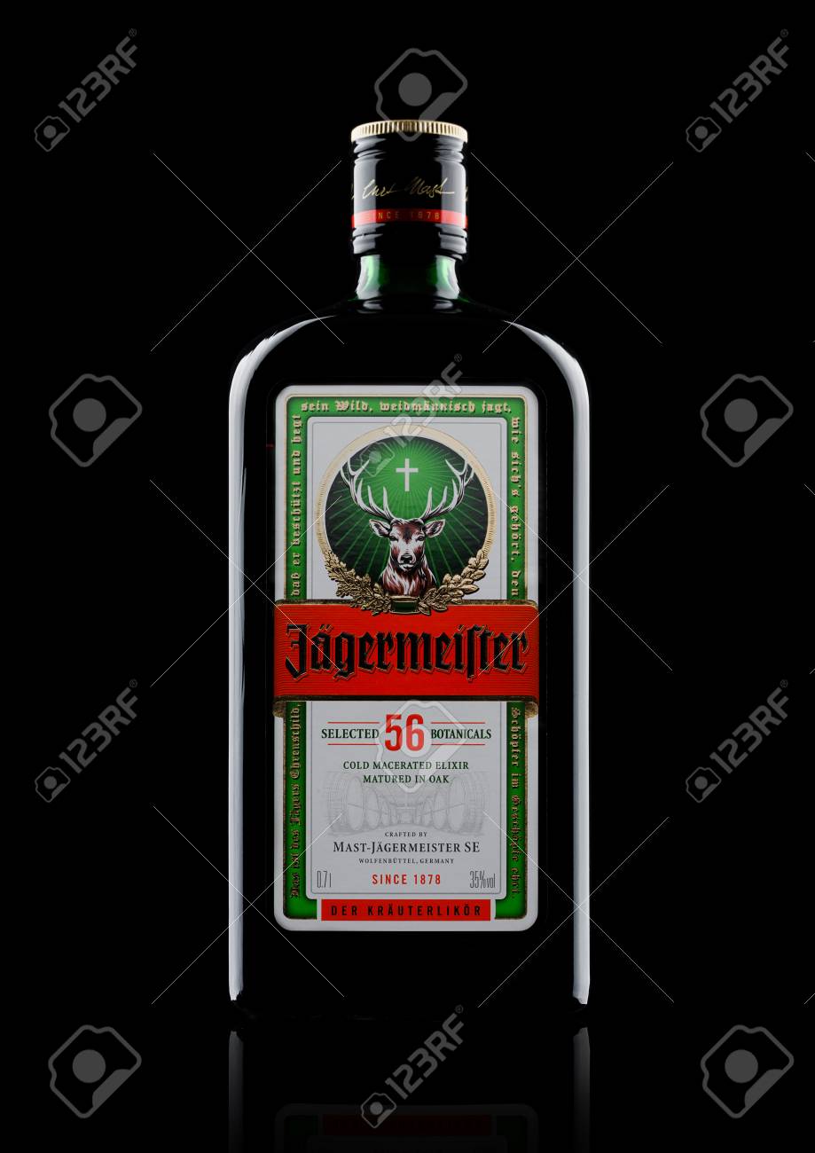 919x1300  Лондон, Великобритания - 3 ноября 2017 года: бутылка Jagermeister на черном фоне. Немецкий дигестиф, сделанный с 56 травами и специями. Сток -фото, картинки и роялти. Изображение 89239152.