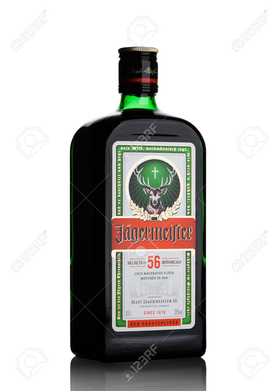 919x1300  Лондон, Великобритания - 3 ноября 2017 года: бутылка Jagermeister на белом фоне. Немецкий дигестиф, сделанный с 56 травами и специями. Сток -фото, картинки и роялти. Изображение 89239154.