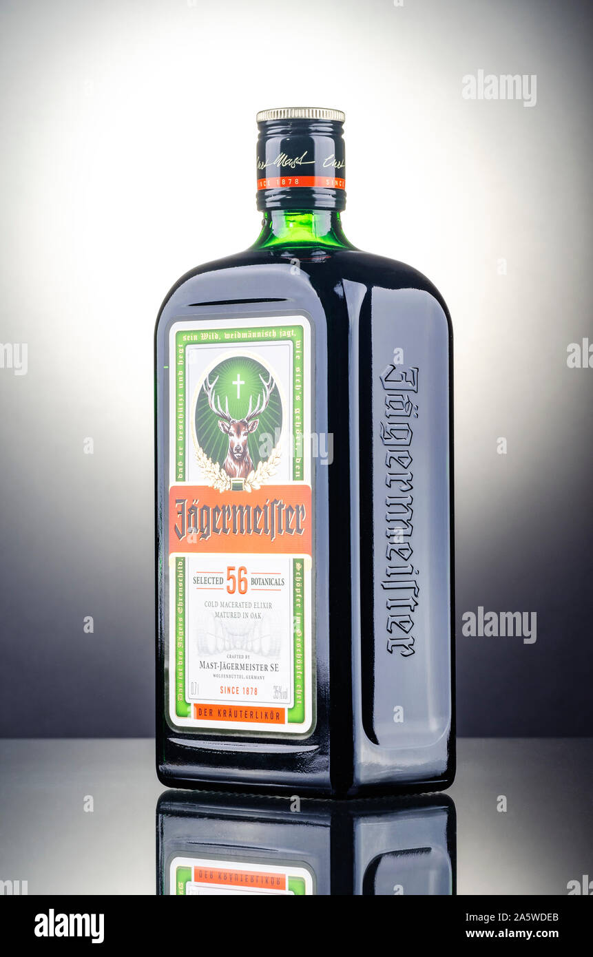 861x1390  Jagermeister digestif на градиентном фоне. Jagermeister сделал из 56 трав и специй. Он изготовлен Mast -Jagermeister SE, Germany Stock Photo - Alamy