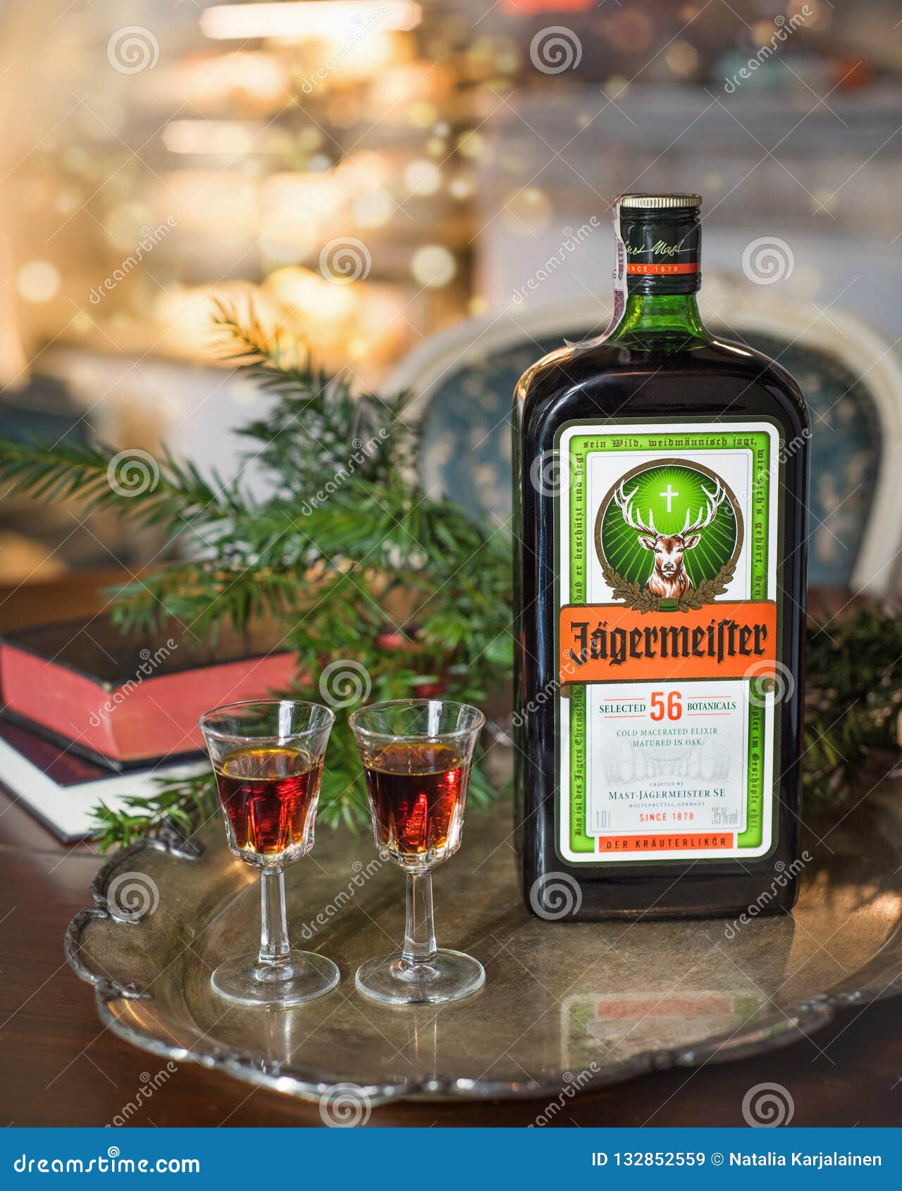 1280x1690  С Новым годом или Рождеством с алкогольными напитками Jagermeister, Elixir. Бутылка Jagermeister с очками на винтажном Tsedial Stock Image - изображение украшения, празднование: 132852559