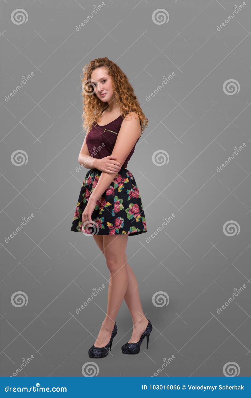 1067x1690  Краvist Plus Size Young Redhead и Curly Hold Girl, одетая в короткую юбку с цветочным принтом на сером фоне. Плюс размер Stock Photo - изображение женского, цветок: 103016066