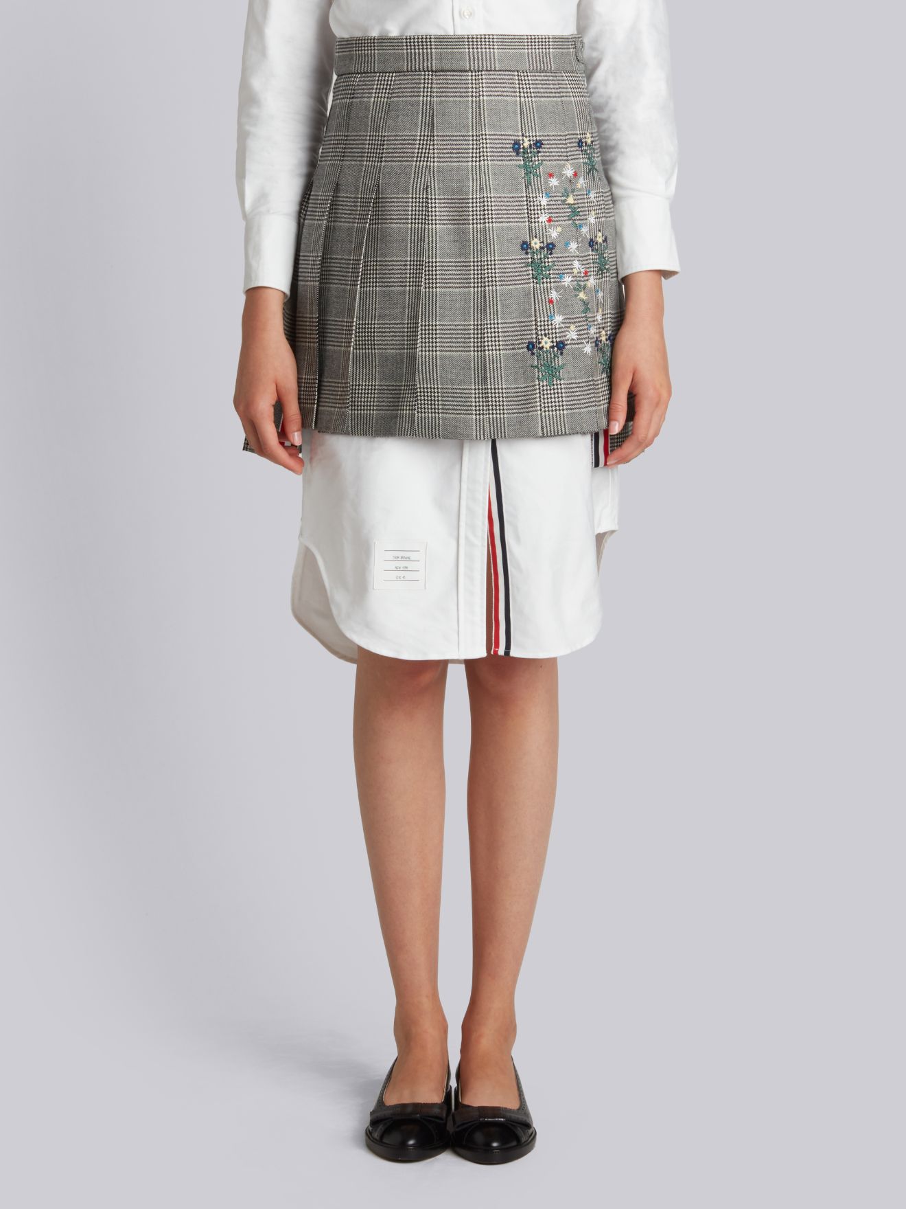 1320x1760  Обратная мини -плиссированная юбка с цветочными обоями вышивкой в ​​тяжелой шерсти принца Уэльса | Том Браун официальный