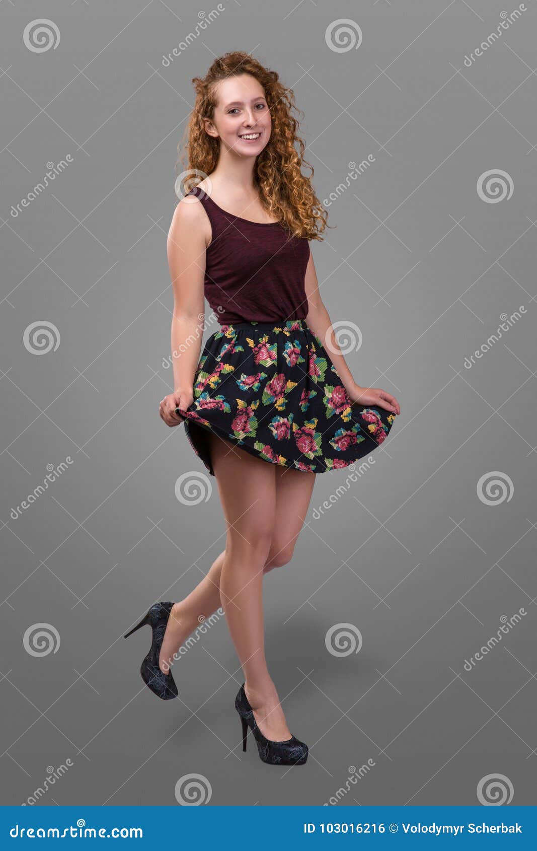 1067x1690  Краvist Plus Size Young Redhead и Curly Hold Girl, одетая в короткую юбку с цветочным принтом на сером фоне. Плюс размер стоковой фото - Изображение уверенности, Норвегия: 103016216