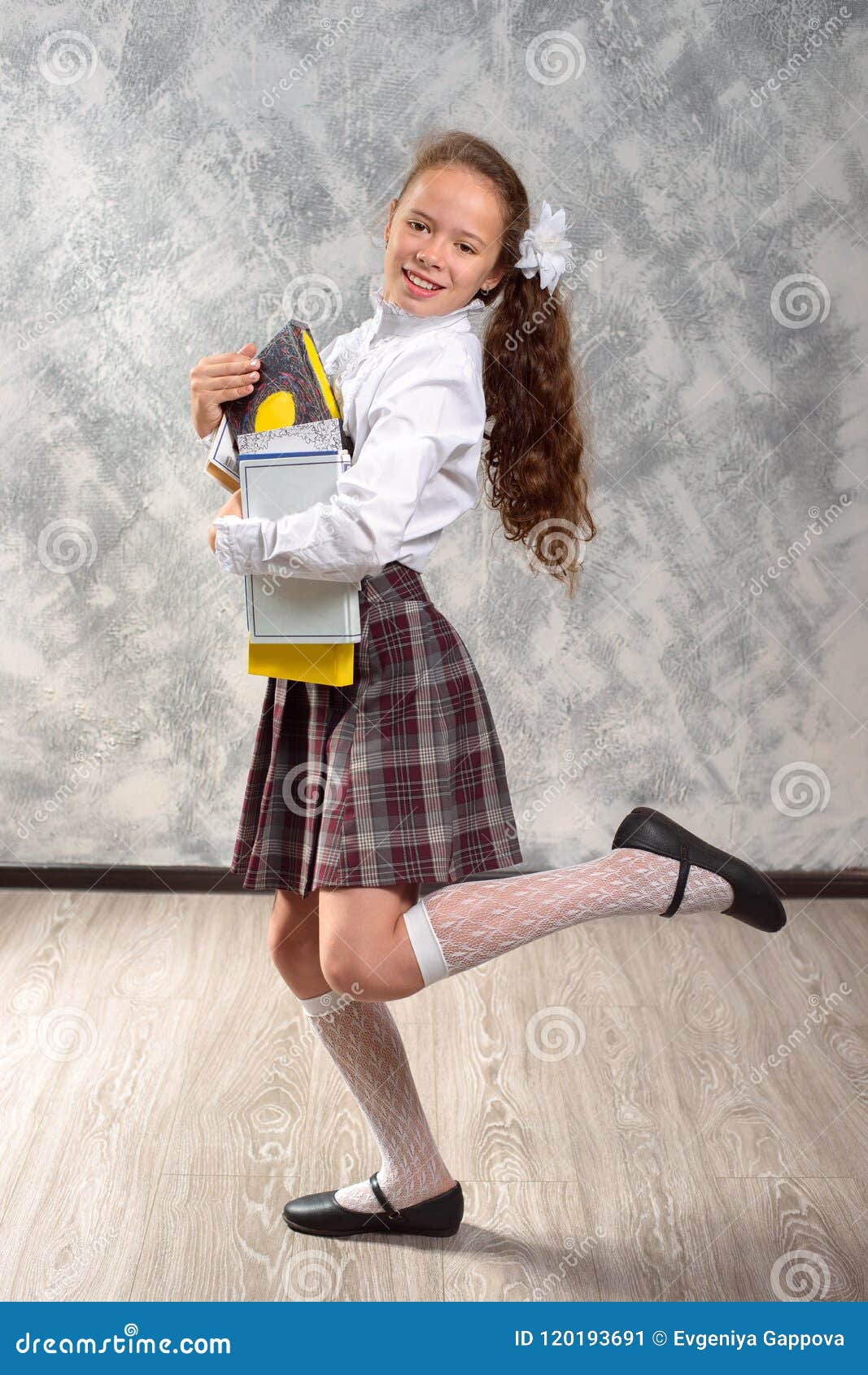 1067x1690  Школьница в школьной форме с книгами и учебниками позирует на светло -сером фоне. Концепция обучения детей. Стоковое изображение - изображение жизни, в помещении: 120193691