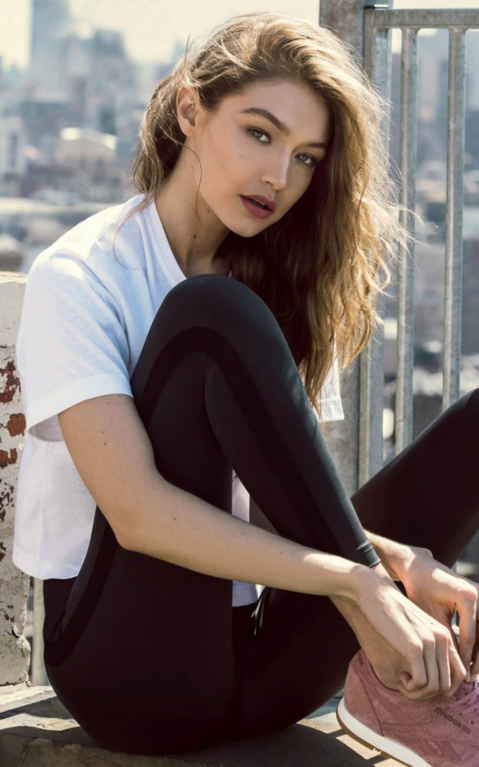 950x1520  Gigi Hadid 4K Ultra HD Мобильные обои