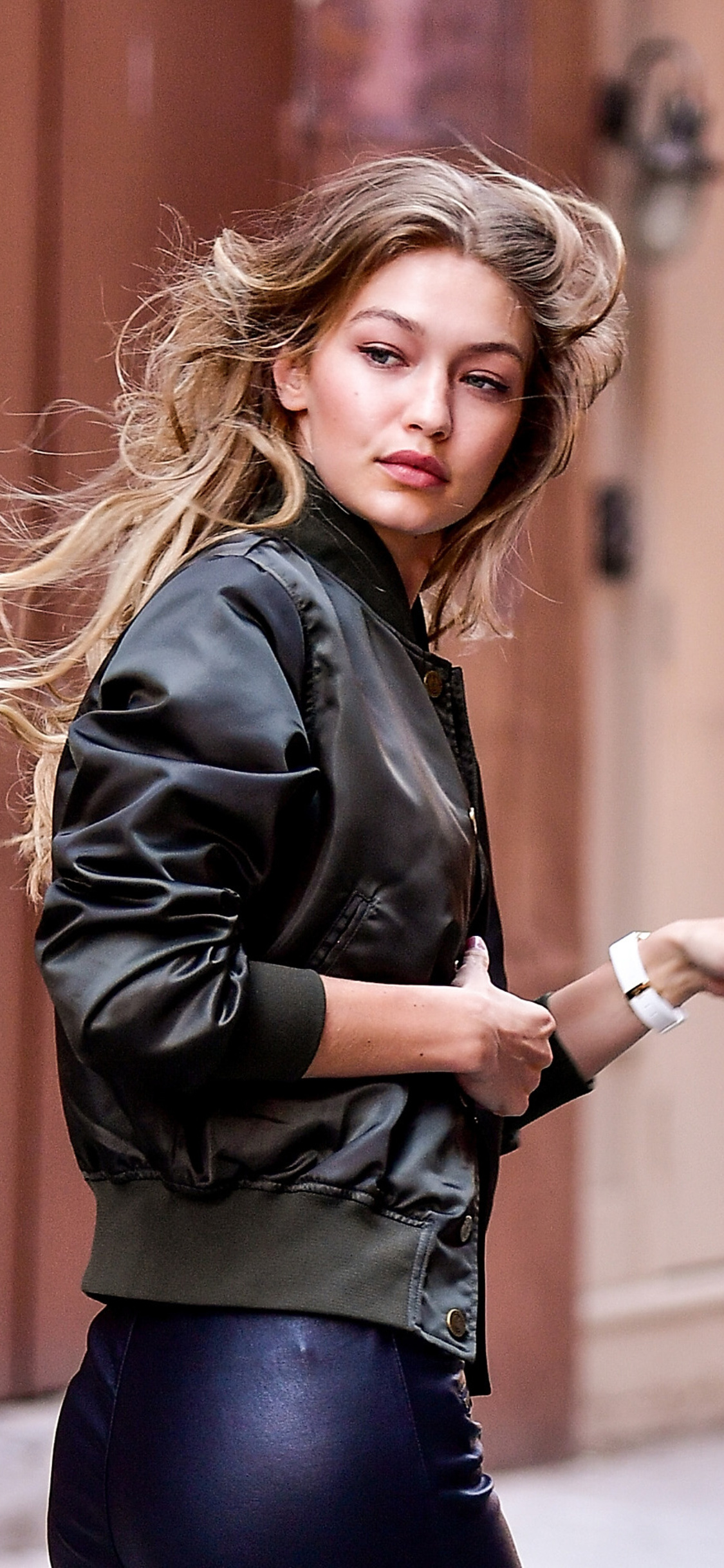 1125x2436  1125x2436 Gigi Hadid 2017 iPhone XS, iPhone 10, iPhone X HD 4K обои, изображения, фоны, фотографии и картинки