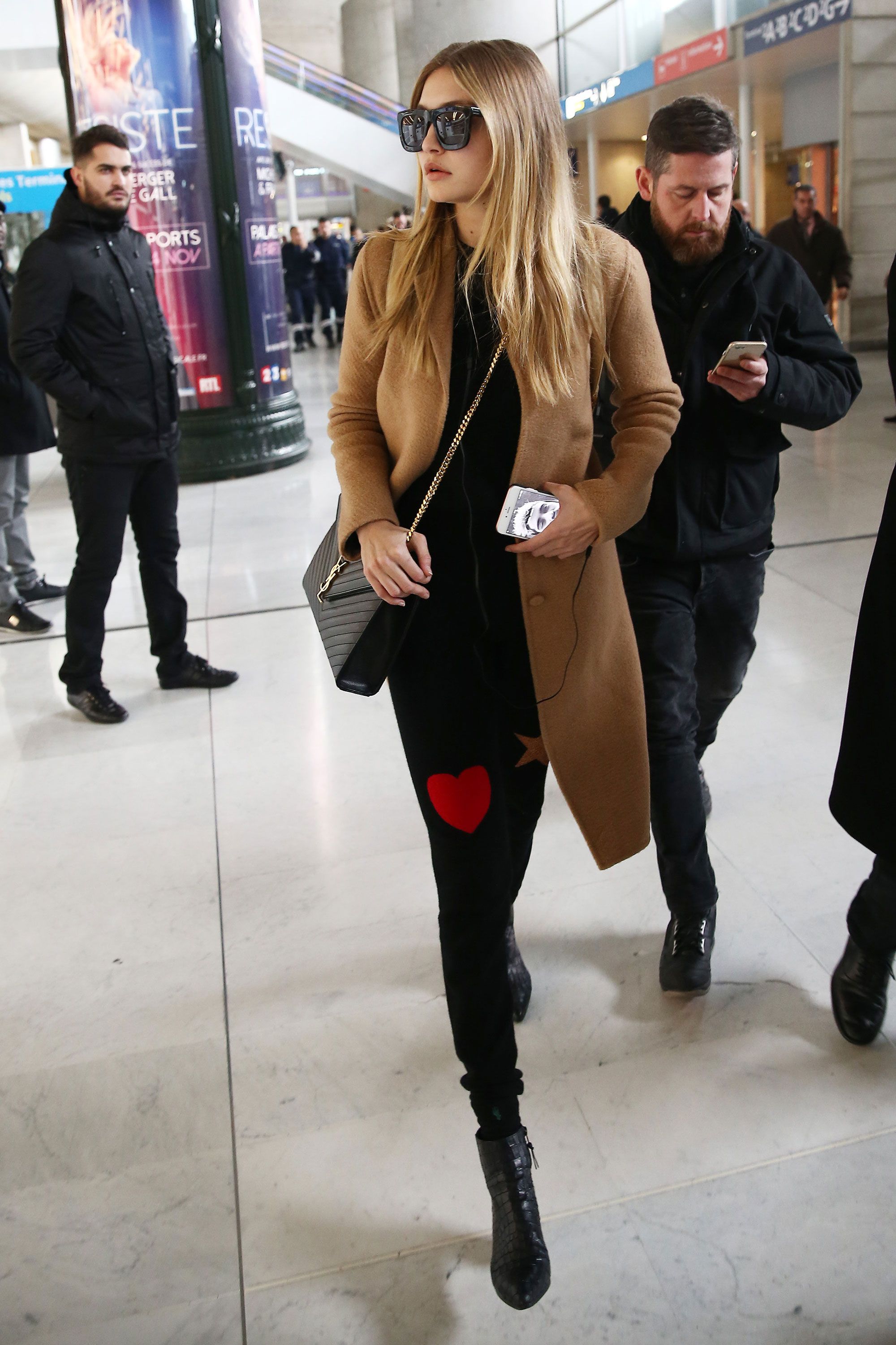 2000x3000  Джиджи Хадид и Зейн Малик Симпатичная фото-гиджи на своем телефоне есть Зейн