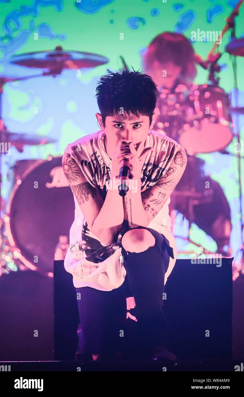 854x1390  Член японской рок -группы One Ok Rock выступает на концерте в Шанхае, Китай, 22 ноября 2016 г. Stock Photo - Alamy