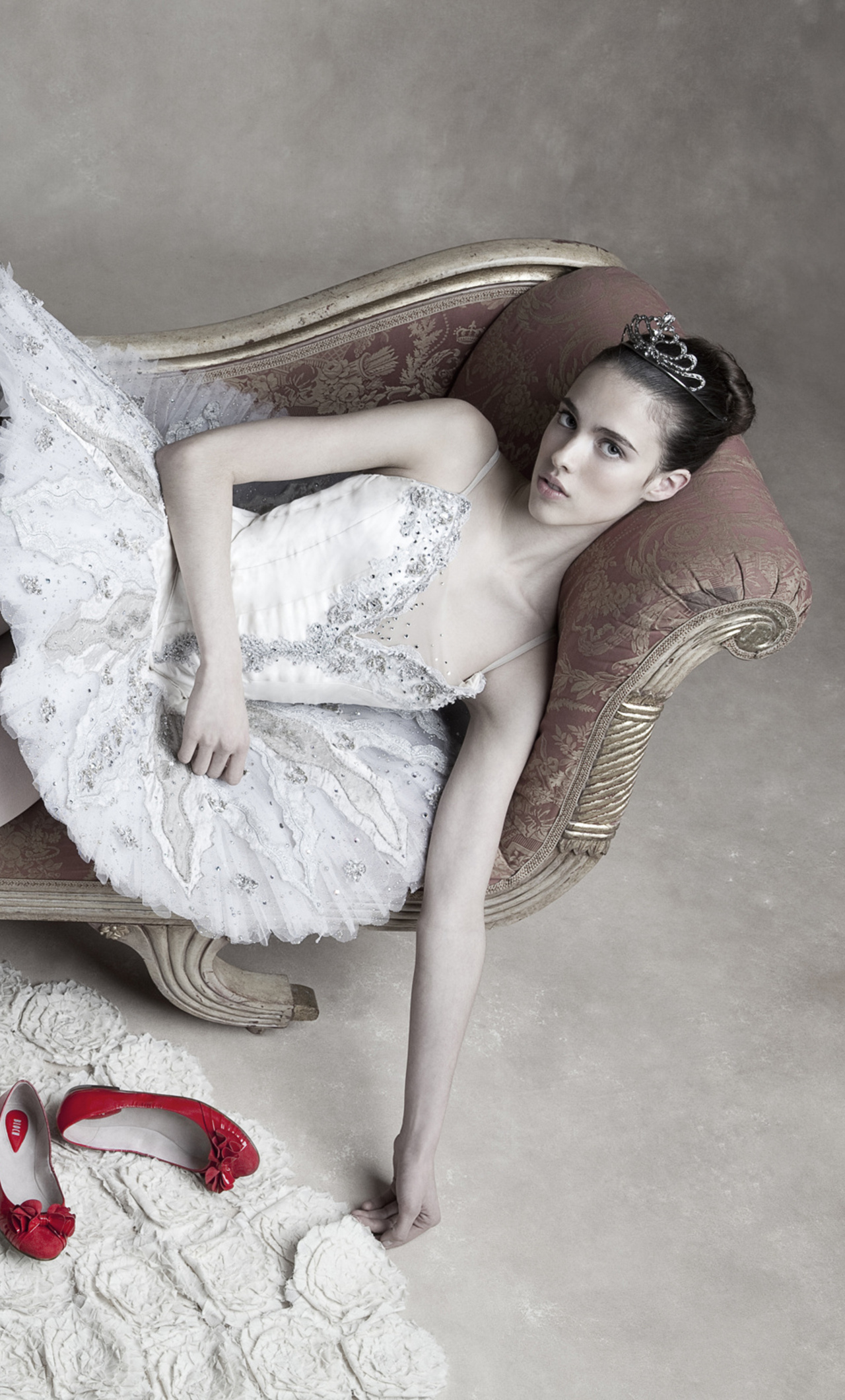 1280x2120  1280x2120 Margaret Qualley iPhone 6+ HD 4K обои, изображения, фоны, фотографии и картинки