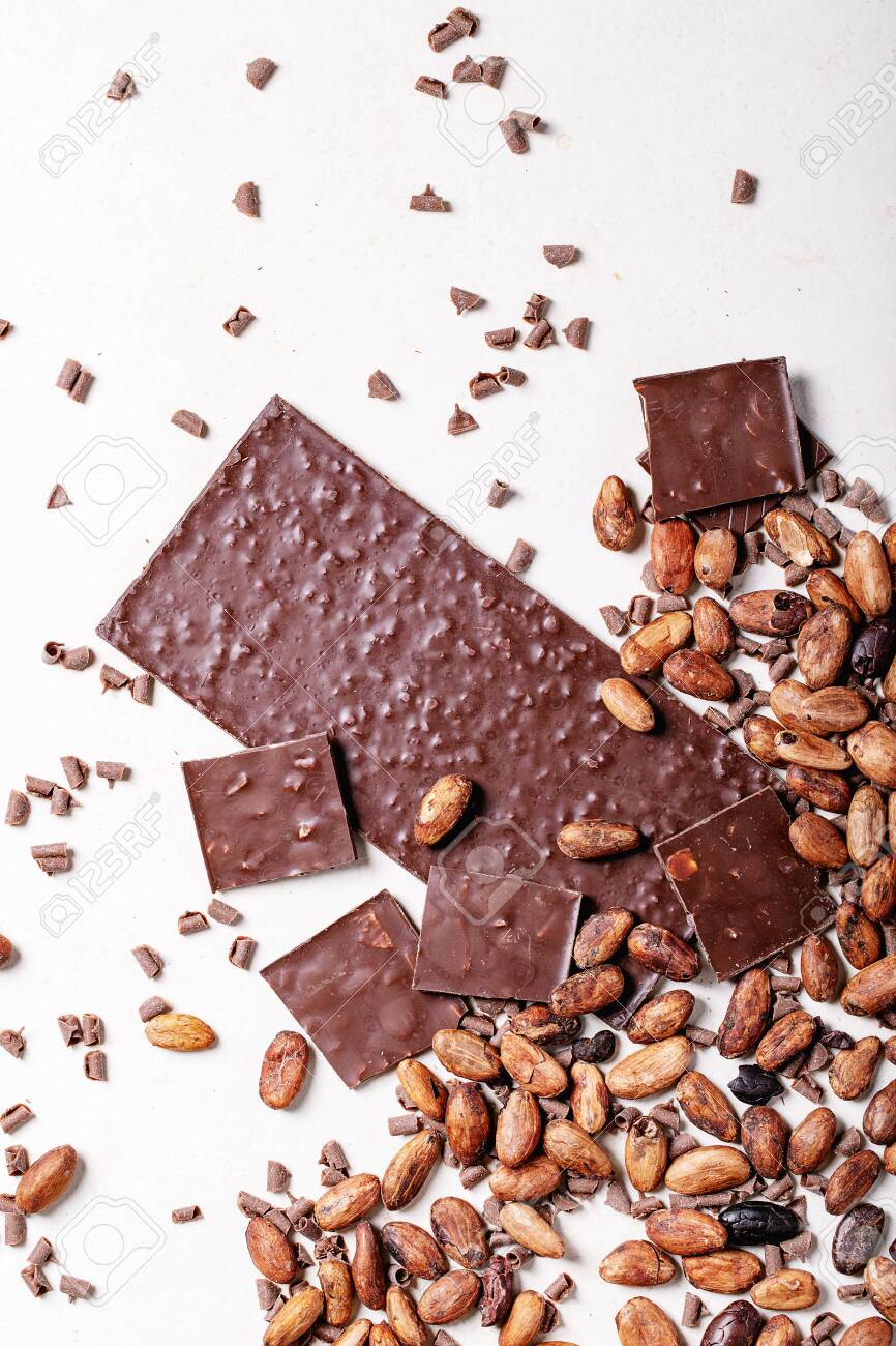 866x1300  Темный шоколад подается с бобами какао на белом фоне текстуры. Вид вершины, плоский провал. Копировать пространство Стоковое фото, картинки и роялти изображение. Изображение 139646288.
