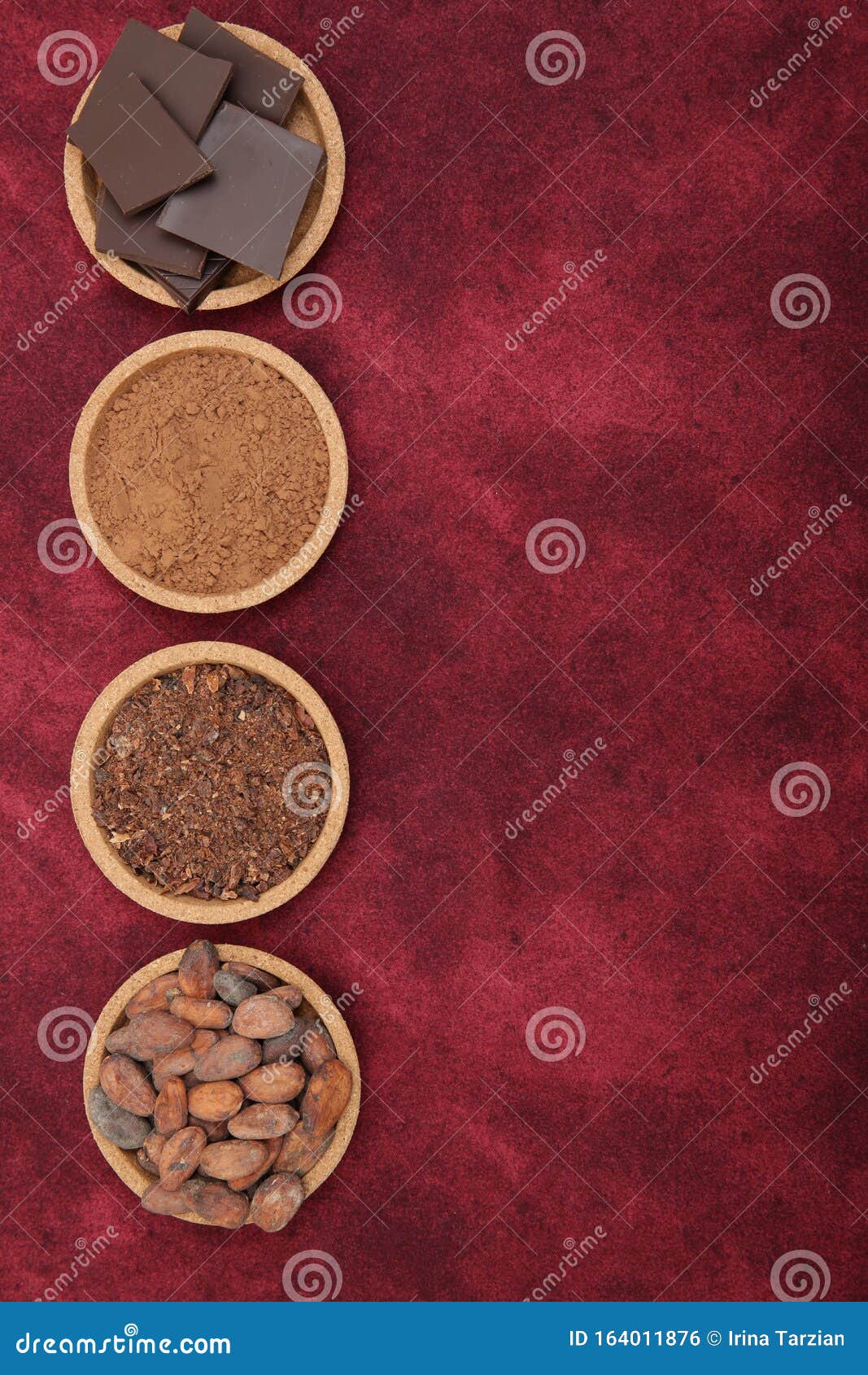1067x1690  Органические бобы какао, какао -порошок, земля и шоколад на красном фоне с экологически чистым пространством для текста. Плоская прокладка, вид на вид стоковой фото - изображение какао, натуральное: 164011876